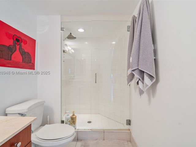 3-bedroom condo for sale in Aventura - 21205 Yacht Club Dr 805 - MondialRealty