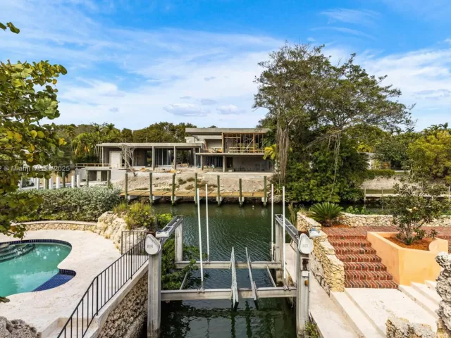 4-bedroom home for sale in Coral Gables - 1181 S Alhambra Cir - MondialRealty