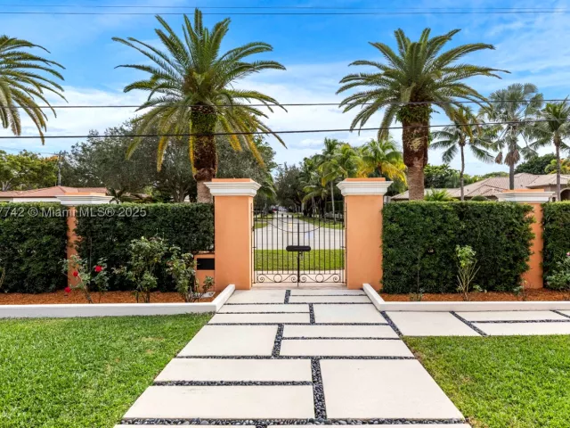 4-bedroom home for sale in Coral Gables - 1181 S Alhambra Cir - MondialRealty