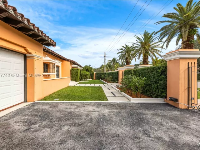 4-bedroom home for sale in Coral Gables - 1181 S Alhambra Cir - MondialRealty