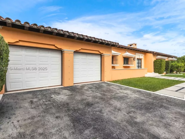 4-bedroom home for sale in Coral Gables - 1181 S Alhambra Cir - MondialRealty