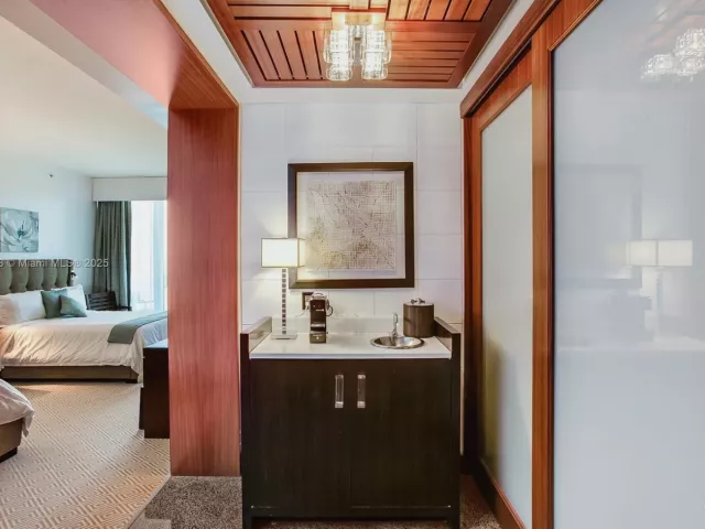 1-bedroom condo for rent in Bal Harbour - 10295 Collins Ave 1612 - MondialRealty