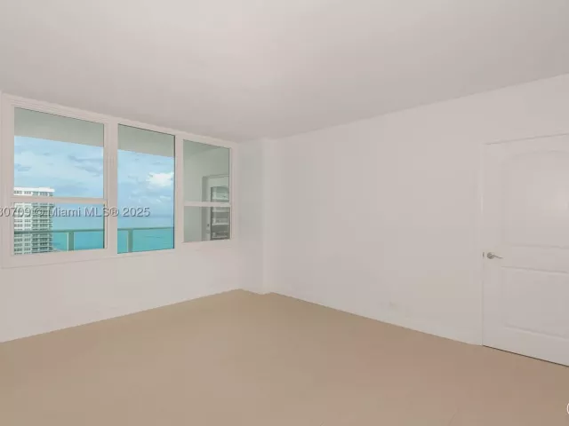 1-bedroom condo for sale in Hollywood - 3505 S Ocean Dr 1411 - MondialRealty