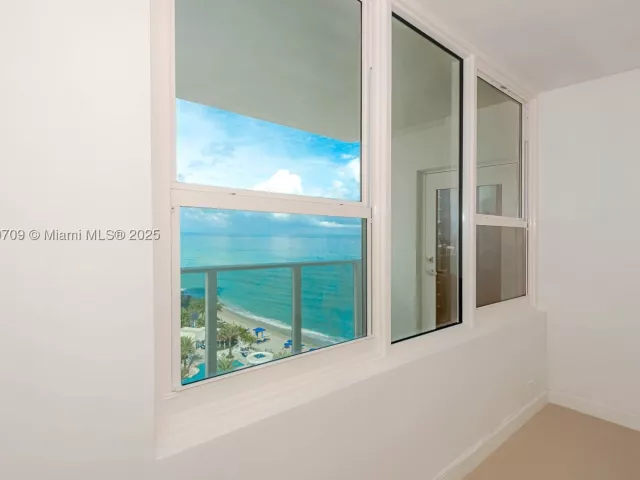 1-bedroom condo for sale in Hollywood - 3505 S Ocean Dr 1411 - MondialRealty