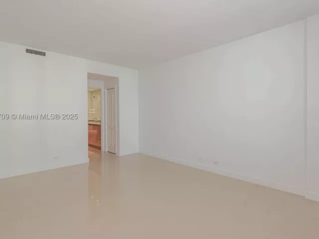 1-bedroom condo for sale in Hollywood - 3505 S Ocean Dr 1411 - MondialRealty