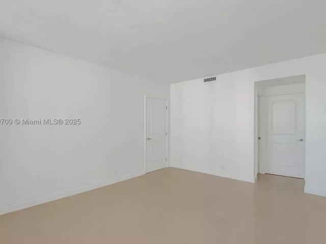 1-bedroom condo for sale in Hollywood - 3505 S Ocean Dr 1411 - MondialRealty
