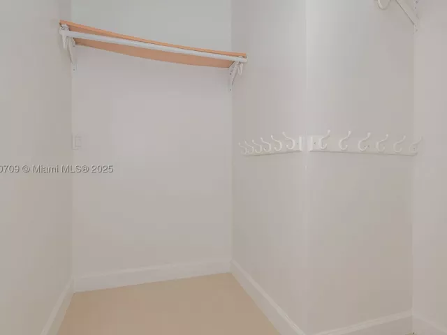 1-bedroom condo for sale in Hollywood - 3505 S Ocean Dr 1411 - MondialRealty