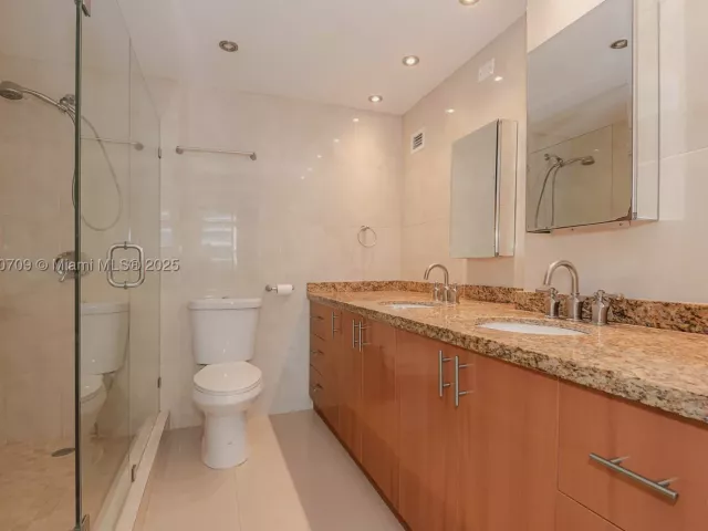 1-bedroom condo for sale in Hollywood - 3505 S Ocean Dr 1411 - MondialRealty