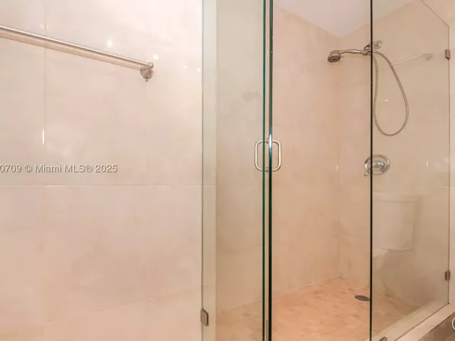 1-bedroom condo for sale in Hollywood - 3505 S Ocean Dr 1411 - MondialRealty