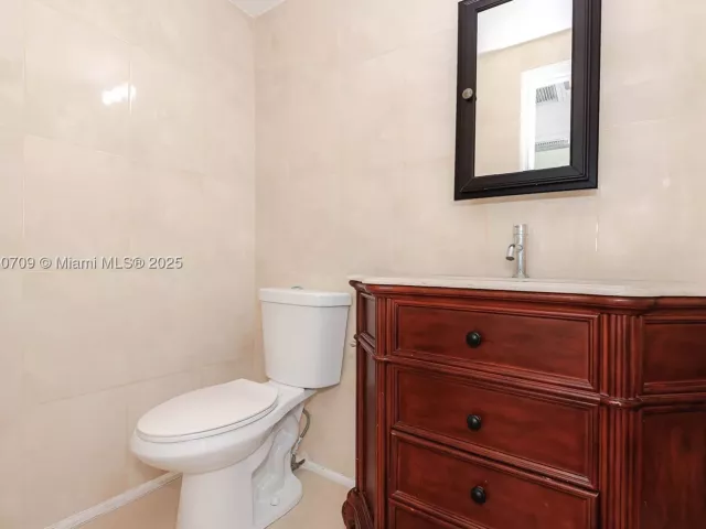 1-bedroom condo for sale in Hollywood - 3505 S Ocean Dr 1411 - MondialRealty