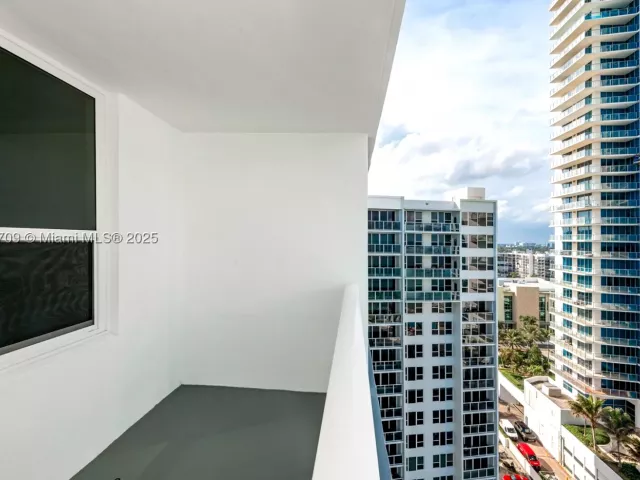 1-bedroom condo for sale in Hollywood - 3505 S Ocean Dr 1411 - MondialRealty