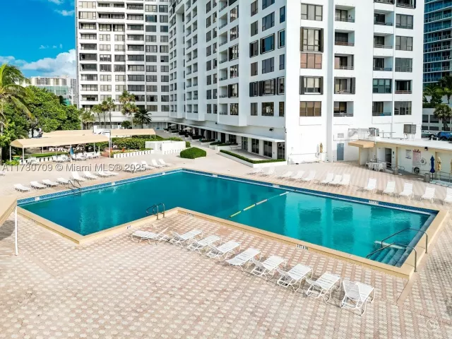 1-bedroom condo for sale in Hollywood - 3505 S Ocean Dr 1411 - MondialRealty
