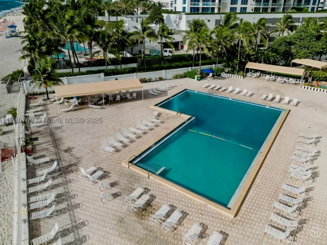 1-bedroom condo for sale in Hollywood - 3505 S Ocean Dr 1411 - MondialRealty