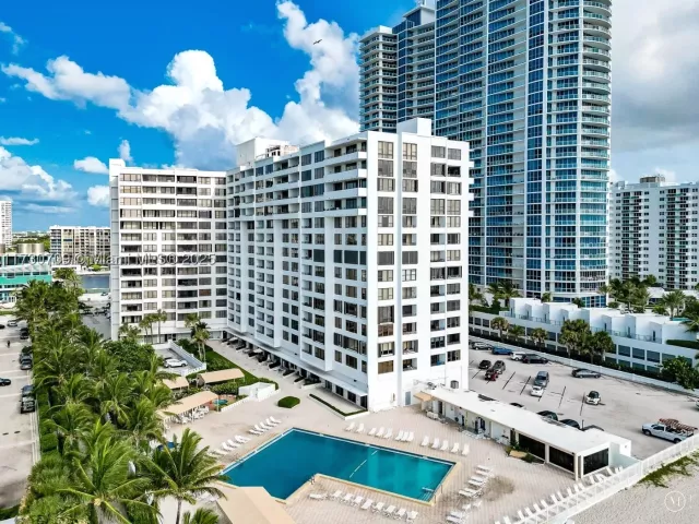 1-bedroom condo for sale in Hollywood - 3505 S Ocean Dr 1411 - MondialRealty