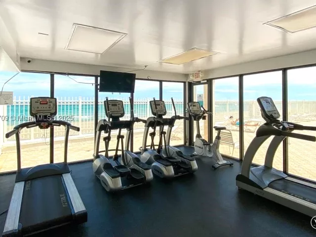 1-bedroom condo for sale in Hollywood - 3505 S Ocean Dr 1411 - MondialRealty