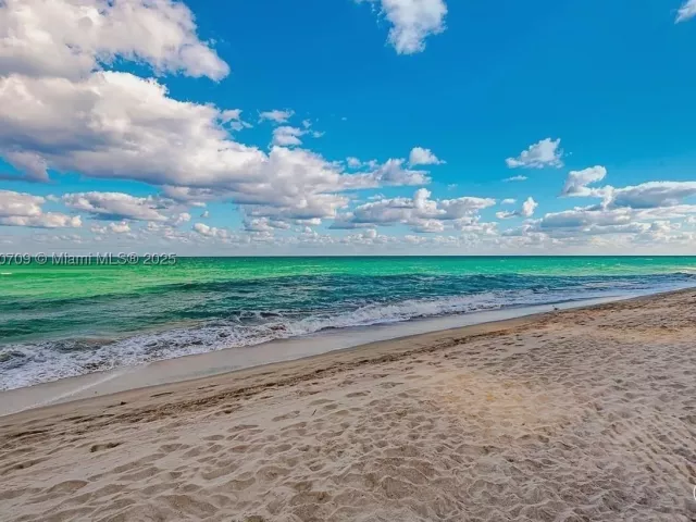 1-bedroom condo for sale in Hollywood - 3505 S Ocean Dr 1411 - MondialRealty