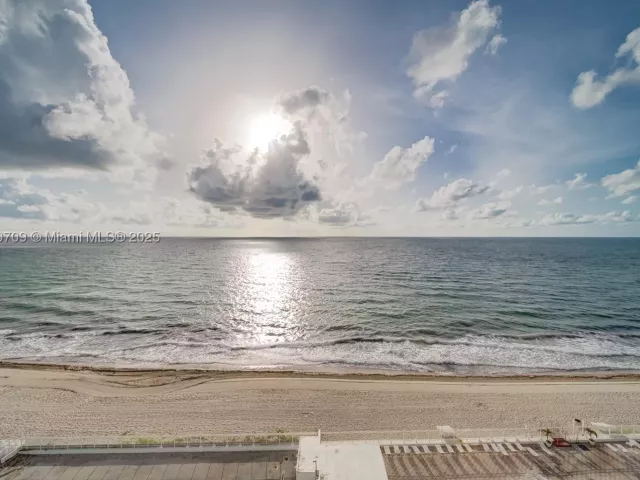 1-bedroom condo for sale in Hollywood - 3505 S Ocean Dr 1411 - MondialRealty