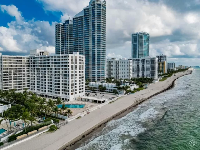 1-bedroom condo for sale in Hollywood - 3505 S Ocean Dr 1411 - MondialRealty