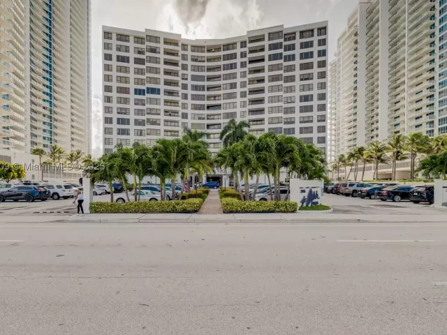 1-bedroom condo for sale in Hollywood - 3505 S Ocean Dr 1411 - MondialRealty