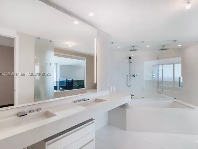 3-bedroom condo for sale in Sunny Isles Beach - 18555 Collins Ave 4203 - MondialRealty