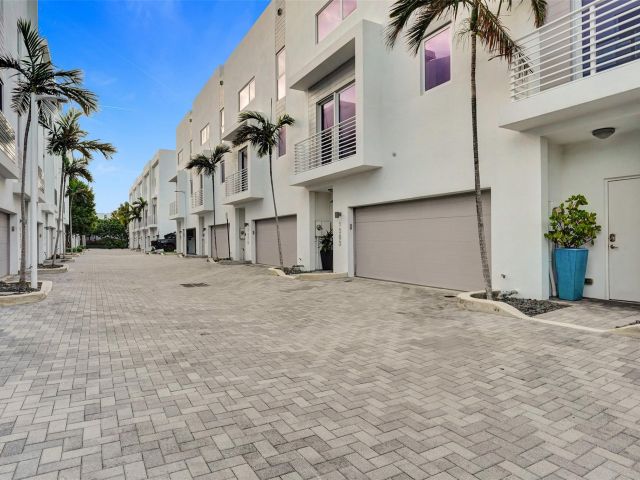 Home for rent at 1371 N Ocean Blvd - photo 5543038