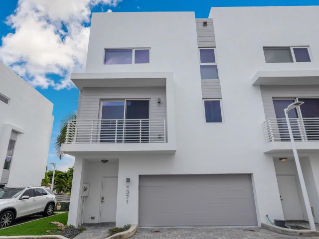 Home for rent at 1371 N Ocean Blvd - photo 5543040