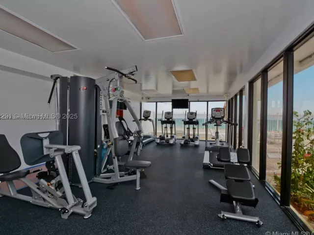 2-bedroom condo for rent in Hollywood - 3505 S Ocean Dr 1206 - MondialRealty