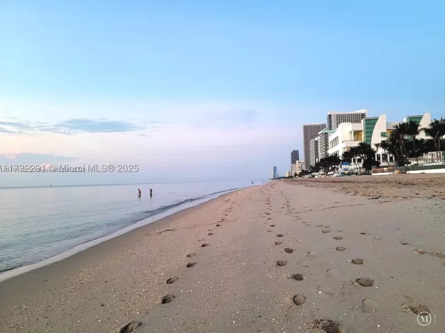 2-bedroom condo for rent in Hollywood - 3505 S Ocean Dr 1206 - MondialRealty