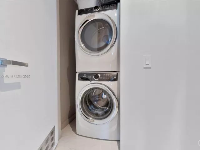 2-bedroom condo for sale in Sunny Isles Beach - 18975 Collins Ave 305 - MondialRealty