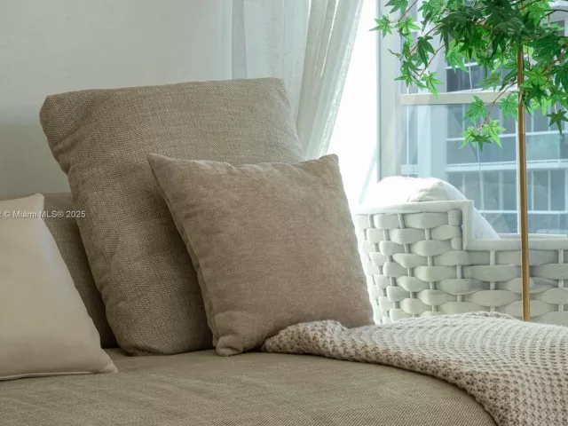 2-bedroom condo for sale in Sunny Isles Beach - 18975 Collins Ave 305 - MondialRealty