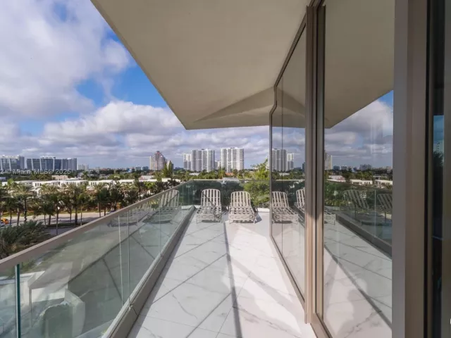 2-bedroom condo for sale in Sunny Isles Beach - 18975 Collins Ave 305 - MondialRealty