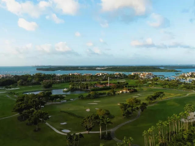 7-bedroom home for sale in Miami Beach - 1006 Links Drive - MondialRealty