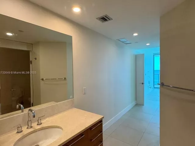 Apartment for sale  Unit #1802 - photo 5837528