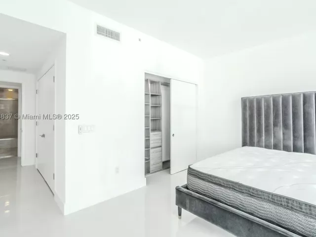 2-bedroom condo for sale in North Miami Beach - 17301 Biscayne Blvd 207 - MondialRealty