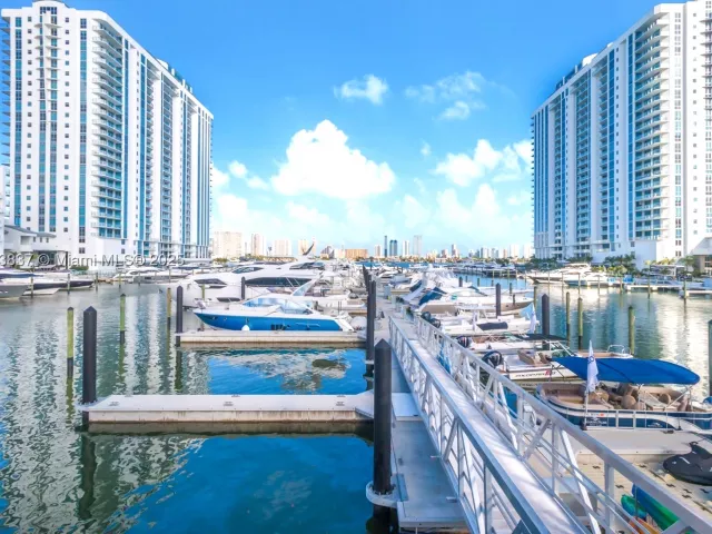 2-bedroom condo for sale in North Miami Beach - 17301 Biscayne Blvd 207 - MondialRealty