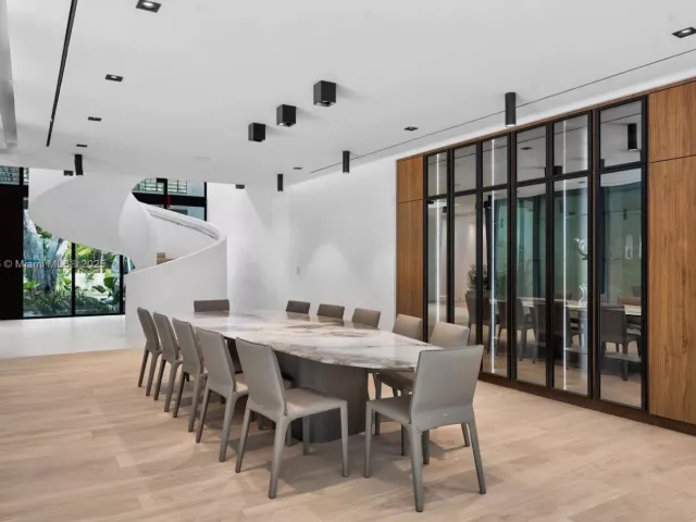 6-bedroom home for sale in Miami - 4040 Kiaora St - MondialRealty