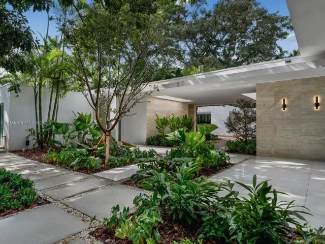 6-bedroom home for sale in Miami - 4040 Kiaora St - MondialRealty