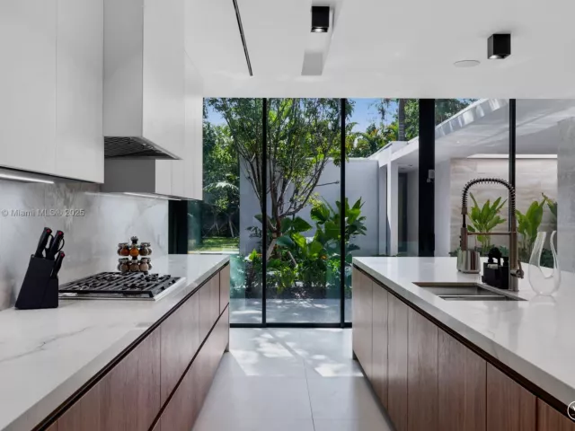 6-bedroom home for sale in Miami - 4040 Kiaora St - MondialRealty