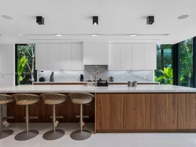 6-bedroom home for sale in Miami - 4040 Kiaora St - MondialRealty