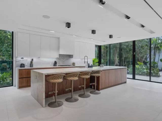 6-bedroom home for sale in Miami - 4040 Kiaora St - MondialRealty