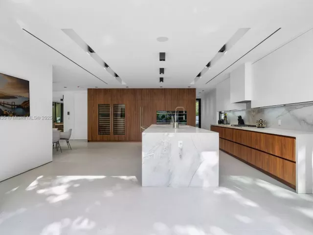 6-bedroom home for sale in Miami - 4040 Kiaora St - MondialRealty