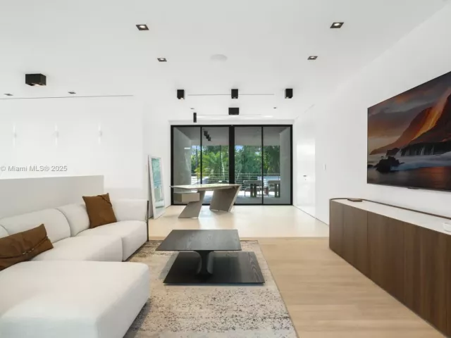 6-bedroom home for sale in Miami - 4040 Kiaora St - MondialRealty