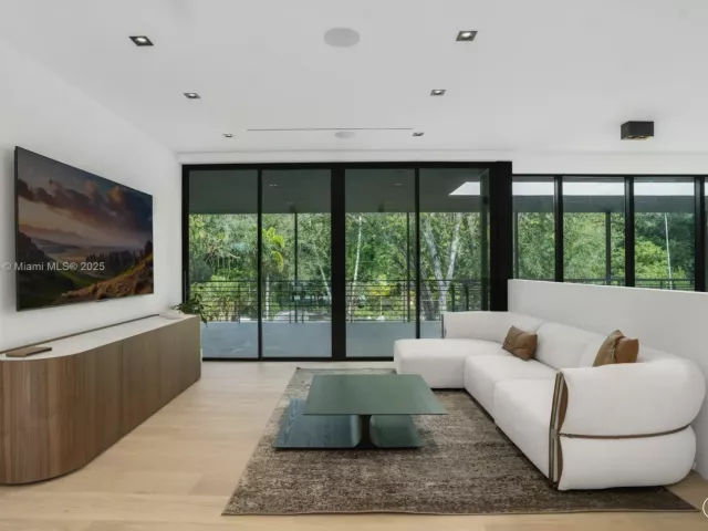 6-bedroom home for sale in Miami - 4040 Kiaora St - MondialRealty