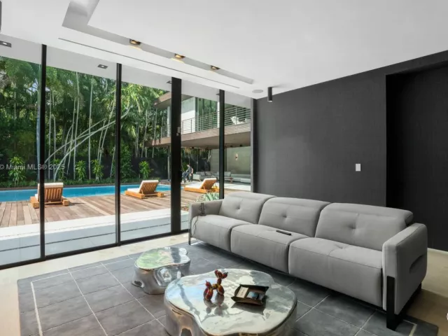 6-bedroom home for sale in Miami - 4040 Kiaora St - MondialRealty