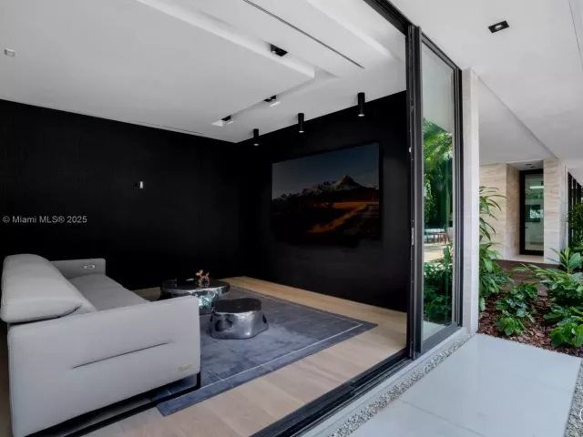 6-bedroom home for sale in Miami - 4040 Kiaora St - MondialRealty