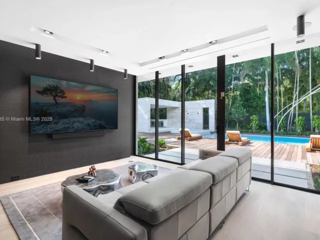 6-bedroom home for sale in Miami - 4040 Kiaora St - MondialRealty