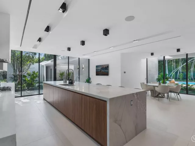 6-bedroom home for sale in Miami - 4040 Kiaora St - MondialRealty