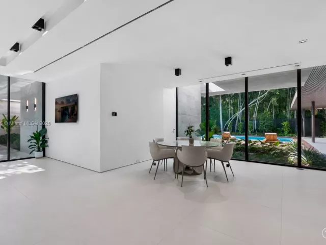 6-bedroom home for sale in Miami - 4040 Kiaora St - MondialRealty