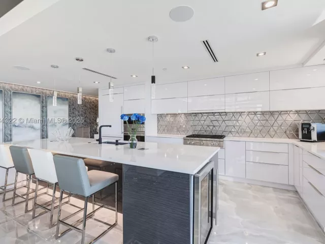 3-bedroom condo for sale in Hollywood - 2205 S Surf Rd 4A - MondialRealty