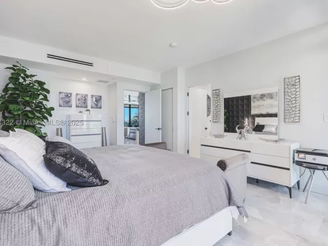 3-bedroom condo for sale in Hollywood - 2205 S Surf Rd 4A - MondialRealty